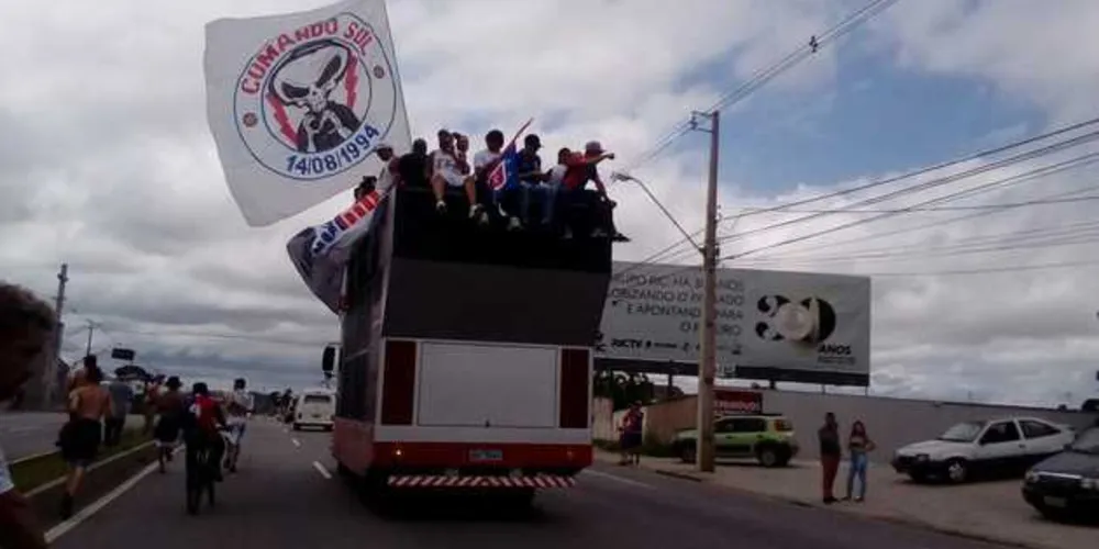 Torcida paranista faz a festa em Curitiba