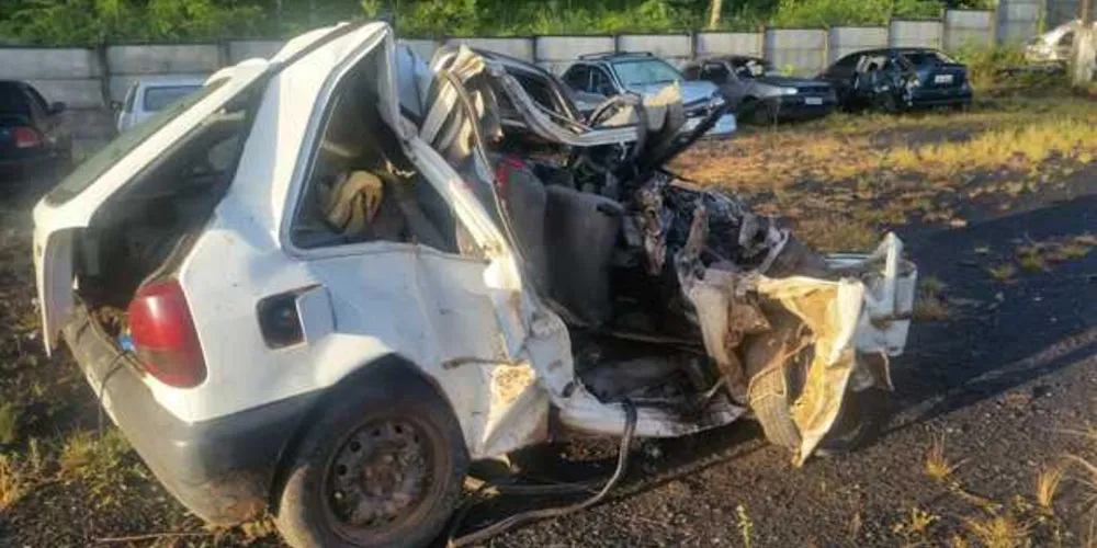 Motorista e passageiro do carro morreram na hora