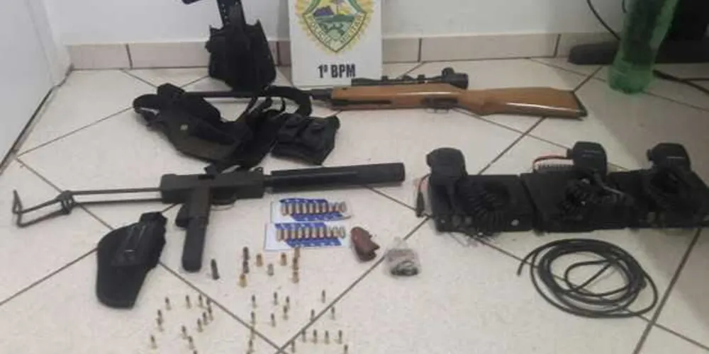 Armas estavam escondidas em fundo falso no forro da casa
