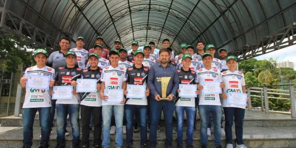 Câmara homenageia jogadores do Su-19