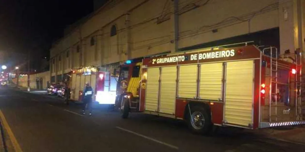 Ação rápida dos bombeiros impediu que fogo se alastrasse pelo prédio