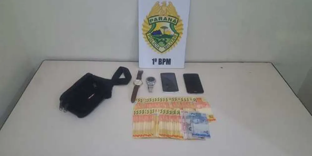 Dinheiro e objetos roubados foram encaminhados para a delegacia da Polícia Civil