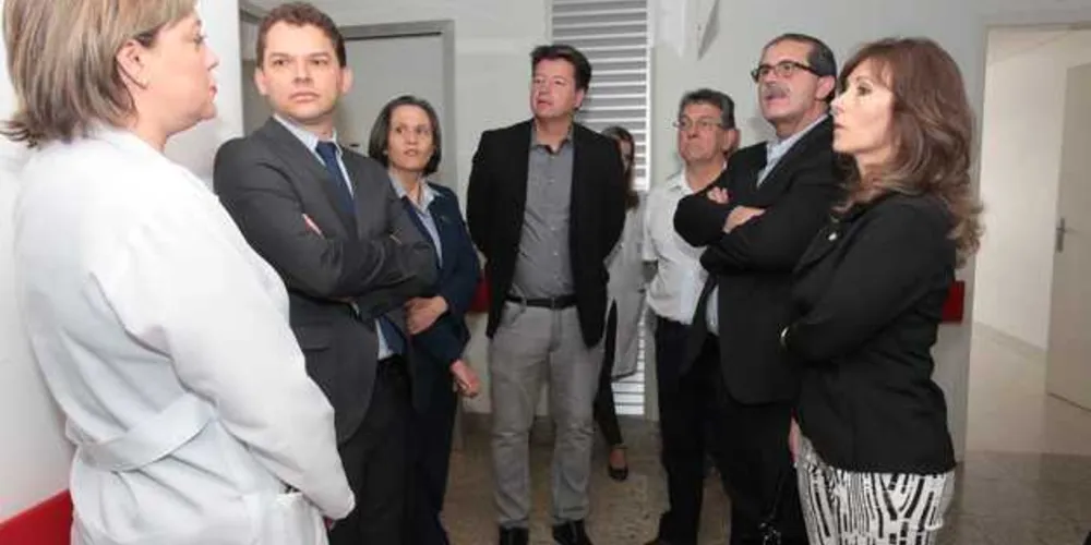 O diretor do HU ainda mostrou equipamentos que compõem a Centro de Simulação de Procedimentos Médicos de Enfermagem/Foto: Divulgação