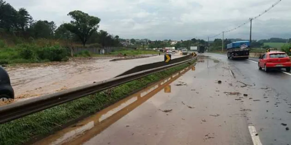 Tráfego segue lento em rodovia após alagamento
