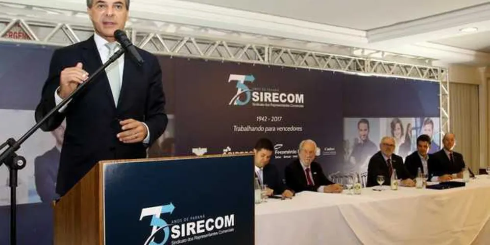 O Governador Beto Richa participou nesta sexta (21), do jantar em comemoração dos 75 anos do SIRECOM/Foto: Divulgação ANPr