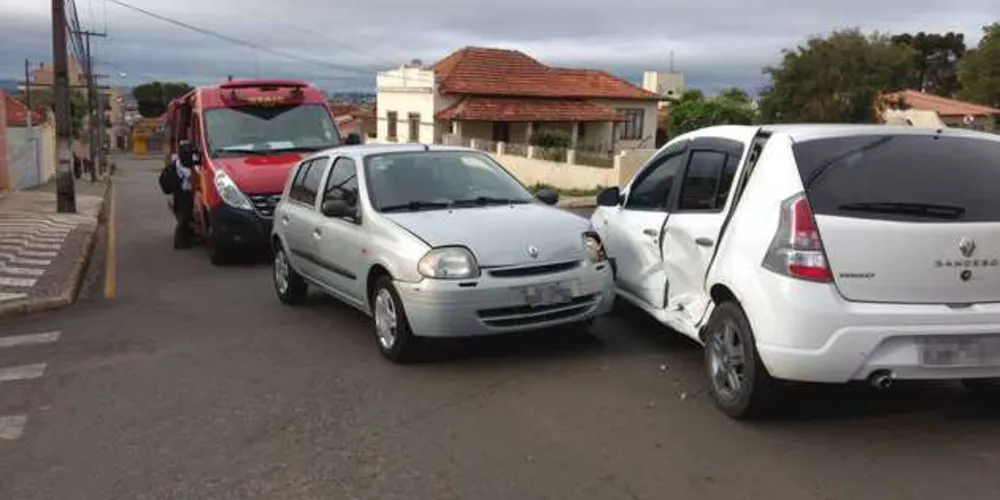 Colisão envolveu um Sandero e um Clio por volta de 7h20