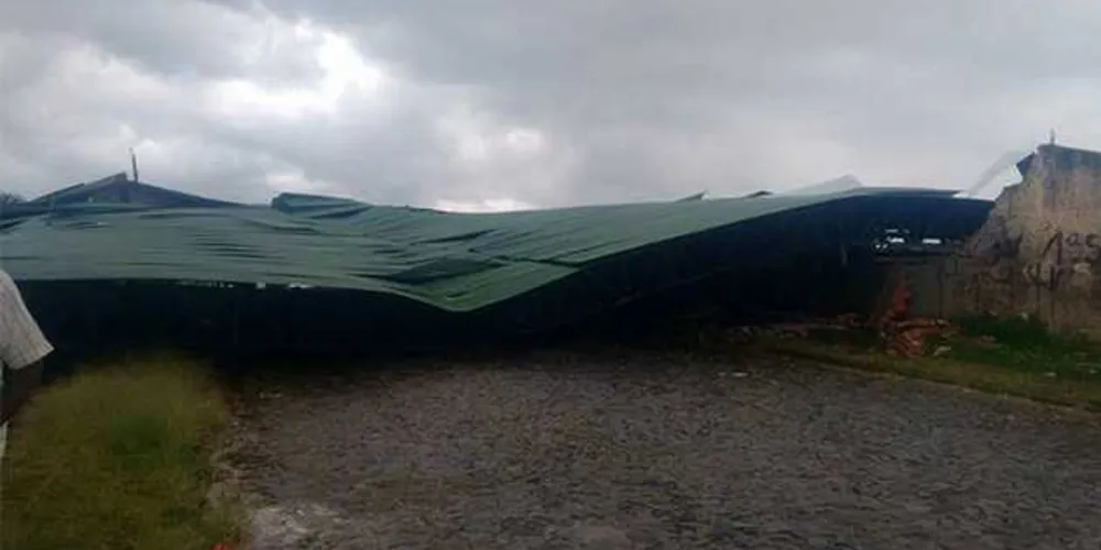 Tempestade da última terça-feira causou estragos no prédio público; telhado veio abaixo e danificou até ônibus escolar 