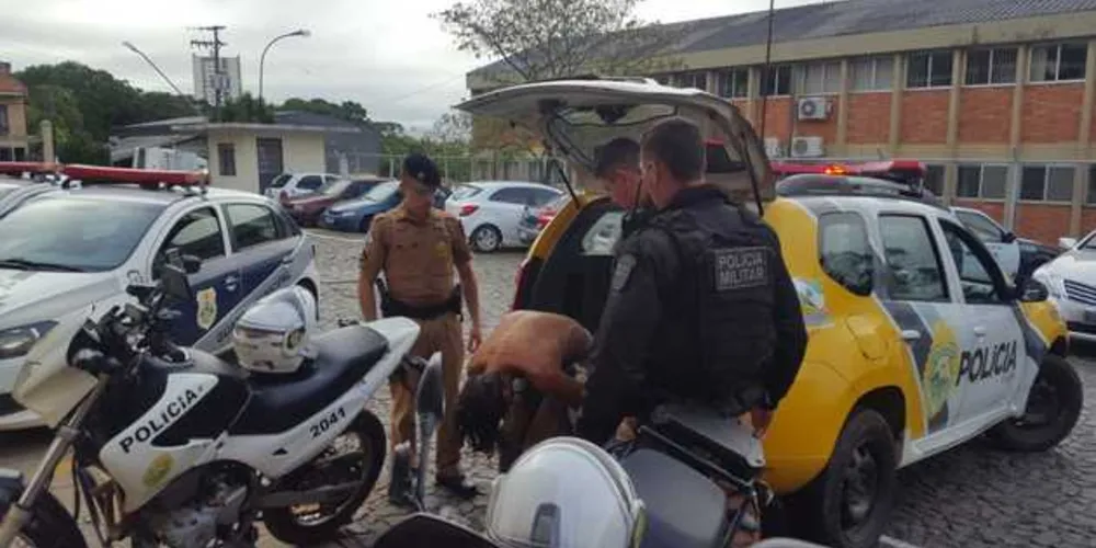 Suspeito era foragido da Colônia Penal Agrícola e tentou escapar da polícia, mas foi preso ao ser atacado por cachorro