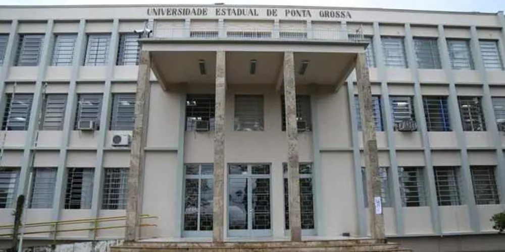 Greve inclui professores e técnicos da universidade