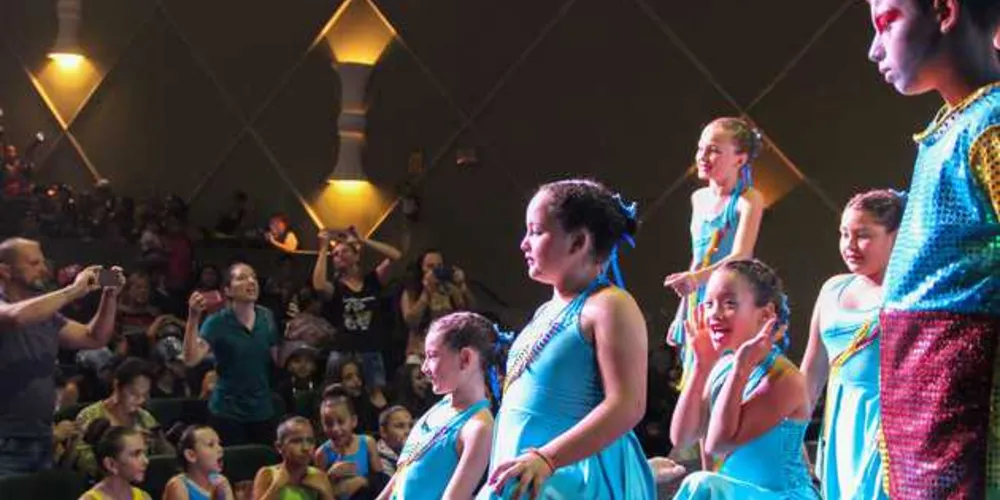 Escolas surpreendem pela coreografia e figurino para as apresentações