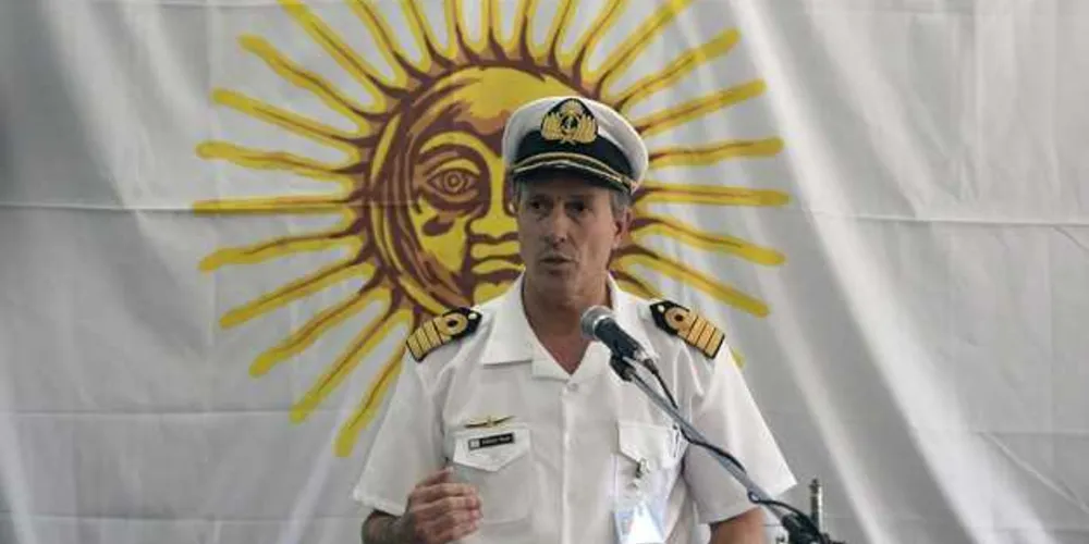 O porta-voz da Marinha argentina, capitão Enrique Balbi, durante entrevista coletiva sobre o submarino ARA San Juan/Foto: Divulgação  Juan Mabromata/AFP)