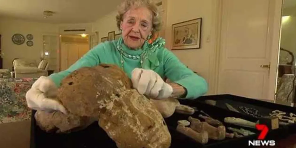 Joan Howard mostra uma máscara funerária que mantém em sua coleção/Foto: Reprodução 7News