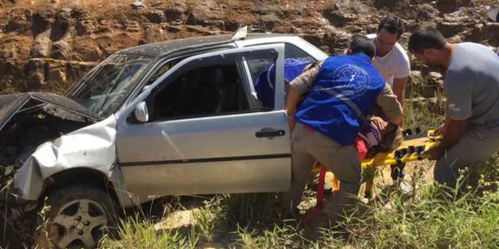 Imagem ilustrativa da imagem Carro sai da pista e mulher fica ferida no Contorno Leste