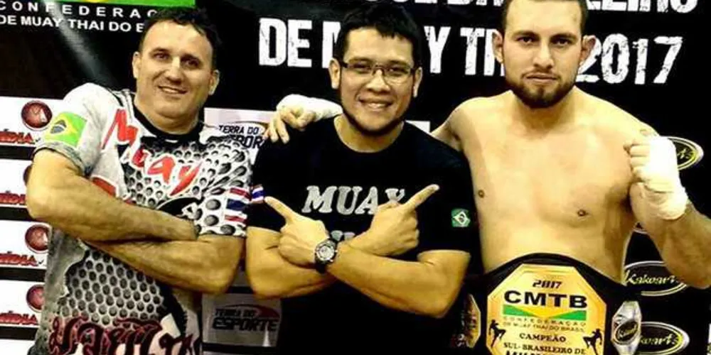 Jackson (a direita com o cinturão) com o treinador, Everton Panda (ao centro) e com o também lutador Edson Borille