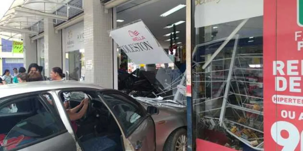 Imagem ilustrativa da imagem Motorista perde controle e carro invade farmácia