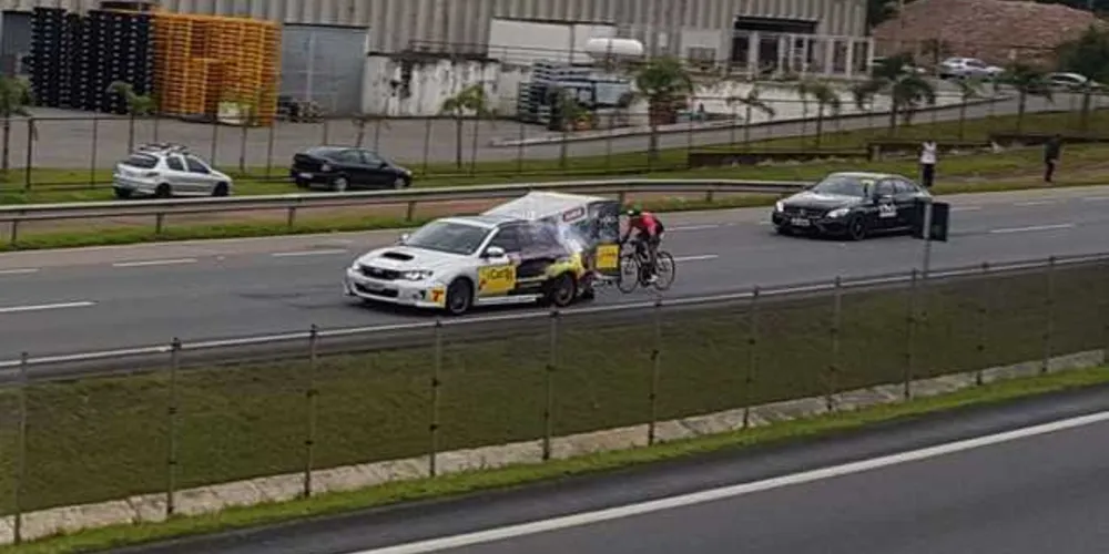 Ciclista curitibano atingiu velocidade de 202 quilômetros por hora no vácuo de um carro