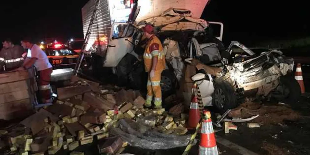 Caminhão não conseguiu frear e empurrou carro na traseira de outro caminhão