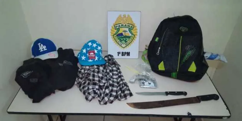 Rapazes estavam com blusas amarradas na cabeça