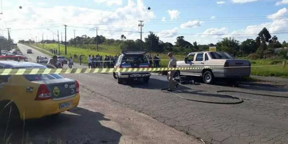 Imagem ilustrativa da imagem Motociclista é arremessado por carro e morre atropelado