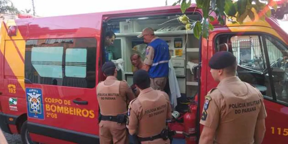 Homem entrou em um carro, se recusou a sair e tentou intimidar outras pessoas, mas foi agredido e contido até a chegada da PM