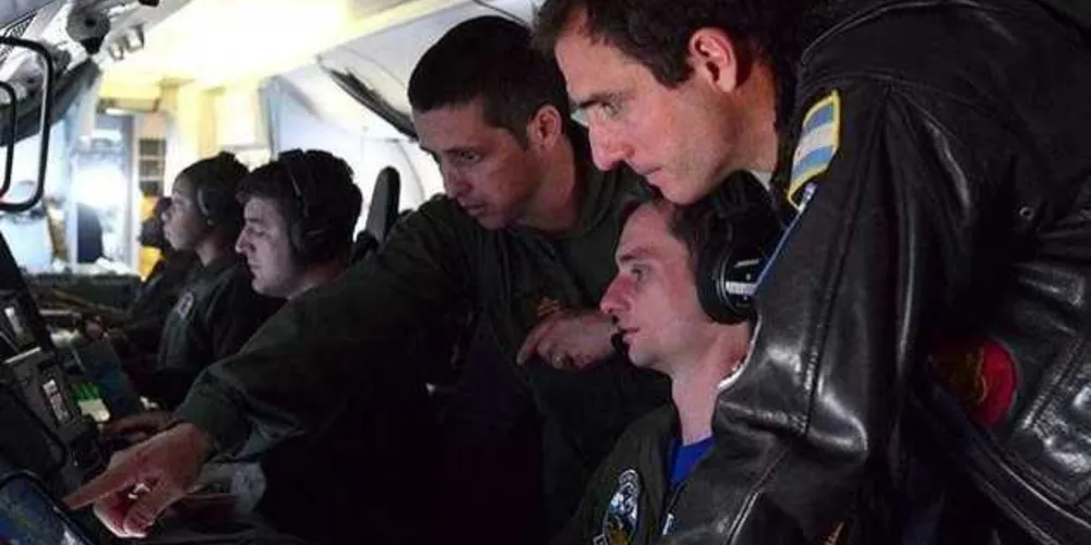  Membros da Marinha dos EUA fazem buscas por submarino argentino/Foto: Divulgação Reuters