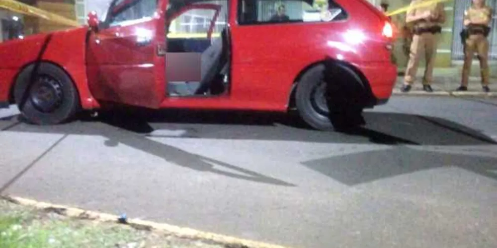 Jovem levou dois tiros na cabeça e morreu ainda dentro do automóvel