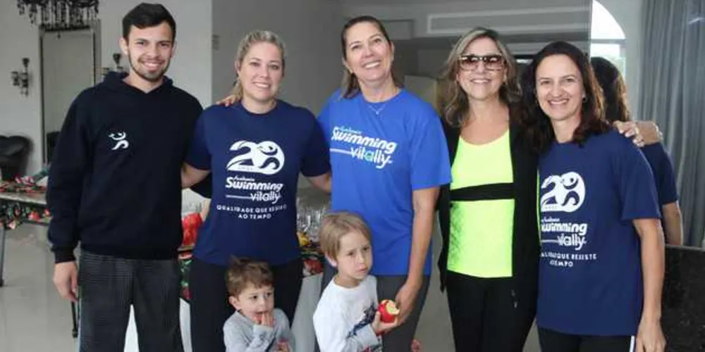 Proprietária da Academia Swimming, Elizabeth Kaibe com sua equipe e a presidente do clube Indianara Milléo