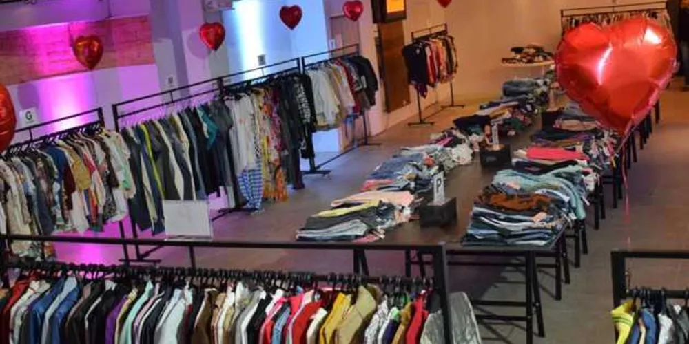 Evento terá mais de 15 mil peças de roupas entre novas e semi novas. Os alimentos arrecadados vão ajudar o asilo Colméia em PG