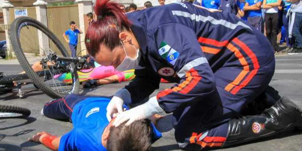 Projeto que orienta estudantes e profissionais da educação sobre o atendimento pré-hospitalar realizou ação para prevenir atropelamentos próximos das escolas