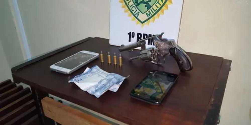 Rapaz e adolescente foram detidos pelos policiais durante patrulhamento pela região do Chapada