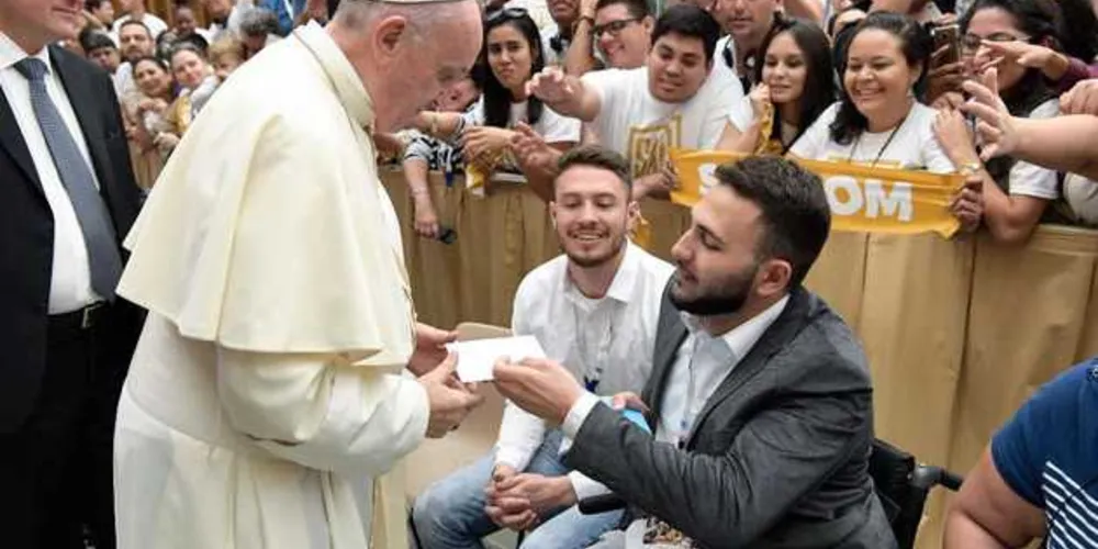 Imagem ilustrativa da imagem Felipe Passos recebe carta do Papa Francisco