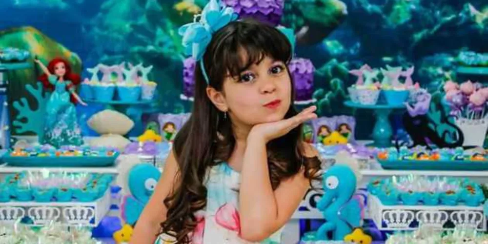 BDAY - A doce Sthefany, filha do casal Daniele Balbão e Julio César de Brito Flores celebrou ao lado de sua família e amiguinhos o seu 7° aniversário. O tema escolhido foi fundo do mar. Sereias, cavalos marinho, conchas e muitos elementos que fazem parte do universo dos mares, enriqueceram a decoração da festa, que encantou a todos os presentes. Ainda em tempo, as felicitações da coluna RC.