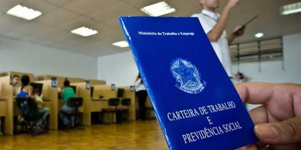 Segundo a juíza, “essa diretriz, conduz a população ao engano de acreditar que apenas os servidores públicos serão atingidos pela mudança"/Foto: Divulgação Folhapress