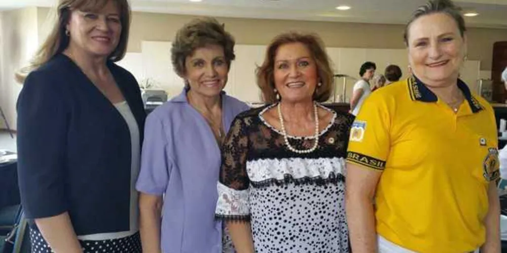 CHÁ DA TARDE - Na tarde da última quinta feira (30), aconteceu o chá mensal das Domadoras do Lions Clube Centro, nas dependências do Bristol Vila Velha Hotel. No registro especial, Marisa de Lara, Malvina Faé, Elba Lozza de Moras e Albertina Wessler.
