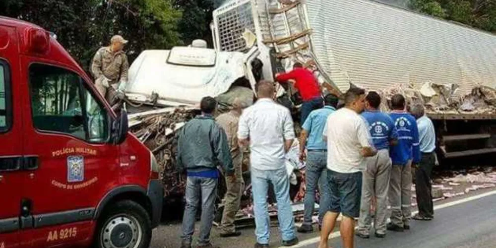 Um dos caminhoneiros não resistiu aos ferimentos e morreu ainda no local