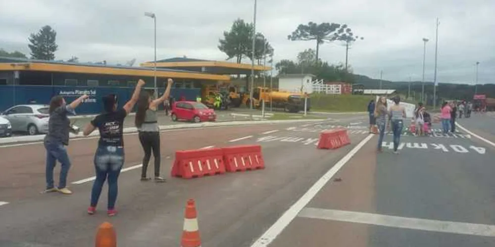 Imagem ilustrativa da imagem Moradores fecham pedágio e motoristas passam sem pagar