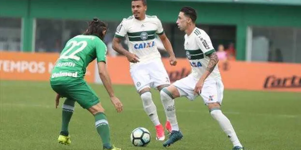 Imagem ilustrativa da imagem Coritiba perde com gol aos 49 e cai para Série B do Brasileiro