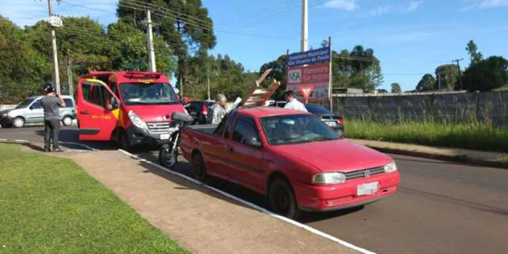 Acidente aconteceu na manhã desta segunda-feira em cruzamento perto do Cemitério Vicentino