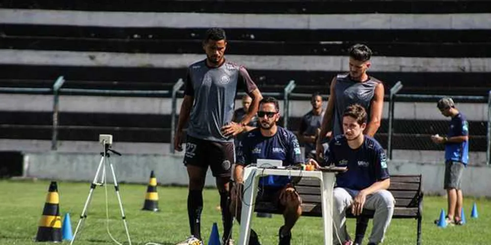 Alunos e professores de Educação Física auxiliam nas avaliações dos jogadores do Operário