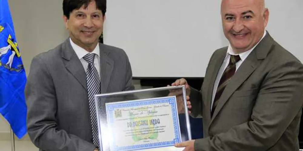 REGISTRO - Mário Bonatto, chefe de gabinete do vereador Daniel Milla com o Dr. Nageib Mamedio Bark, vice-coordenador da Região Estadual do Sul do Brasil da BSGI - Brasil Soka Gakkai Internacional em ato de entrega de Moção de Aplauso oferecida pela CMPG ao pacifista e líder budista da Soka Gakkai, Dr. Daisaku Ikeda, em comemoração aos 70 anos de luta do Dr. Ikeda pela paz mundial. A proposição foi do vereador Daniel Milla Fraccaro.