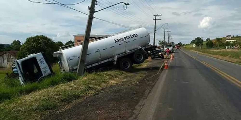 Motorista escapou ileso do acidente, mas pista teve que ser bloqueada por meia hora