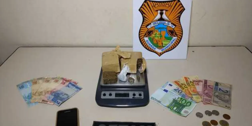 Suspeitos foram presos em flagrante com as drogas e dinheiro