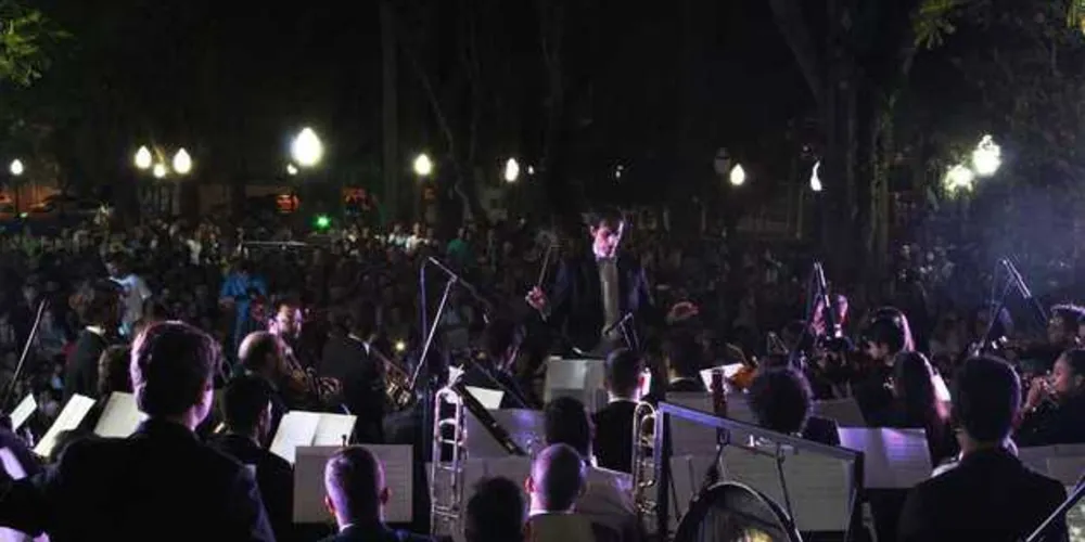 Praça Barão do Rio Branco ficou lotada para apresentação da obra Carmina Burana, que contou com mais de 200 músicos da cidade