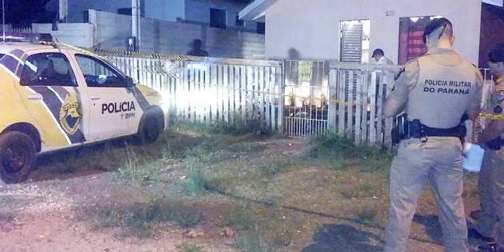 Vítima levou pelo menos três tiros e morreu na porta de casa