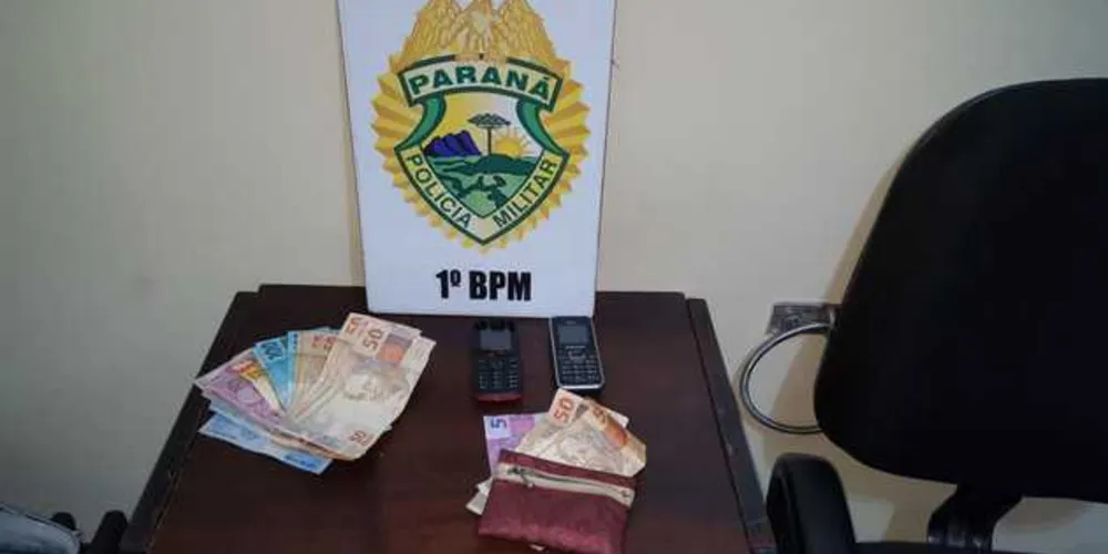 Suspeitas foram flagradas com carteira, dinheiro e documentos da vítima
