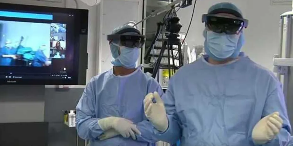 O capacete permite o uso de hologramas que representam diferentes partes do corpo da paciente
/Foto: Reprodução YouTube