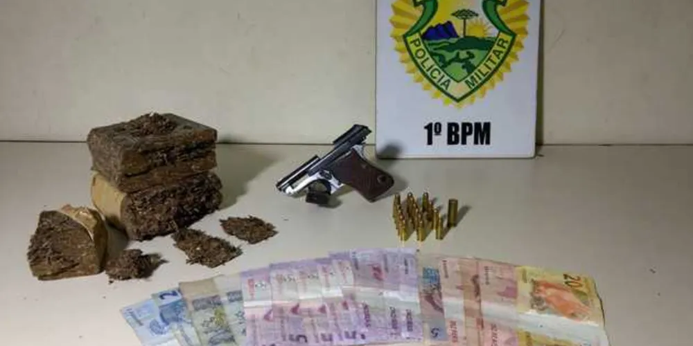 Quase um quilo de maconha foi apreendido durante a ação