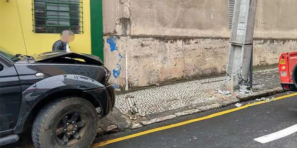 Acidente aconteceu no início da manhã e não deixou feridos