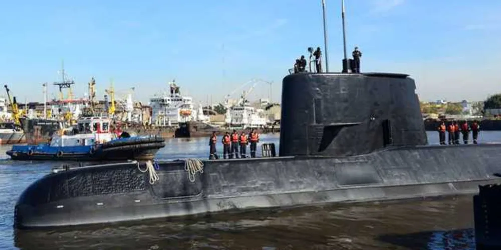 Nas últimas mensagens enviadas, a tripulação do submarino relatou que havia controlado o incêndio nas baterias e que estava avaliando os danos/Foto: Reuters