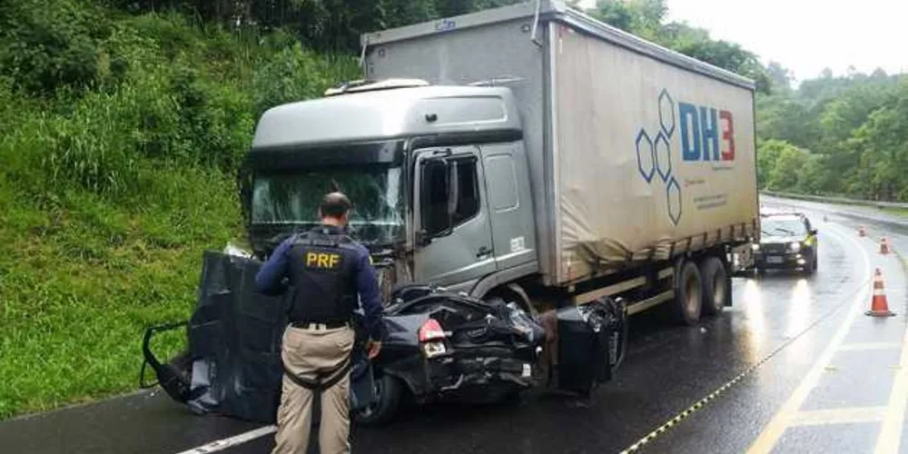 Vítimas ocupavam um carro que se envolveu numa colisão com um caminhão. Corpos foram levados ao IML